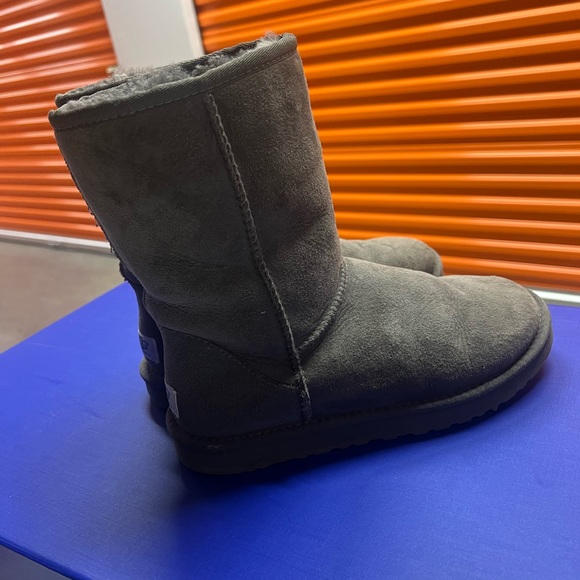 Classic Gray Uggs Size 7 - Picture 3 of 7